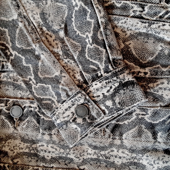 New BLANK NYC 'Snake Along' Soft Denim Jacket - Picture 11 of 12